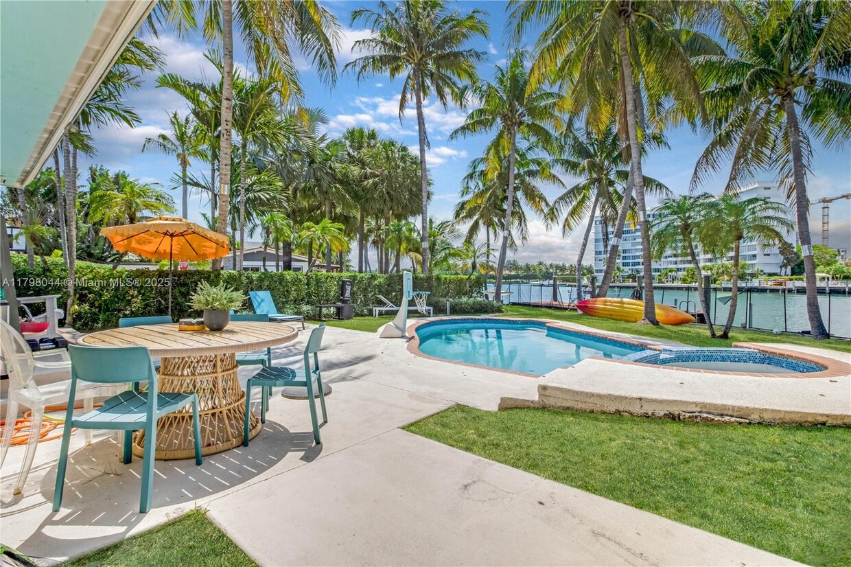 Primary Photo - 9300 Bay Dr
