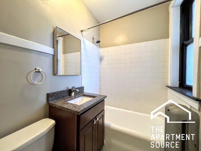 Building Photo - 2122 W Ainslie St