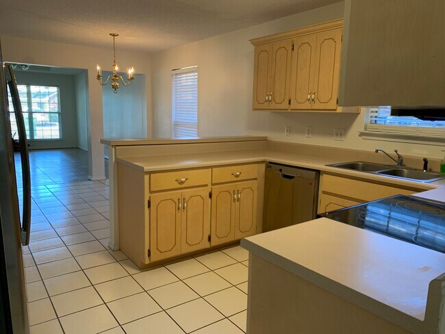 Cocina con todos los electrodomésticos de acero inoxidable. - 4550 Barrington Ln