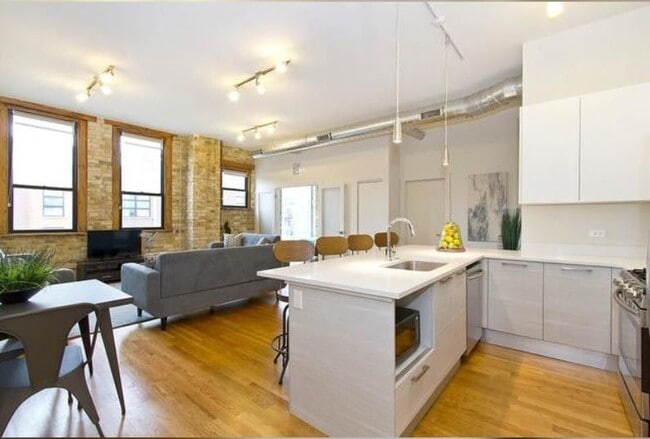 Building Photo - 1755 N Damen Ave