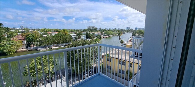 Building Photo - 130 S Shore Dr