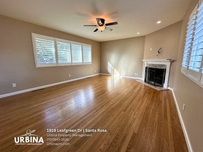 Foto del edificio - Move-In Ready 3-Bedroom Gem in Santa Rosa with Gorgeous Outdoor Space!
