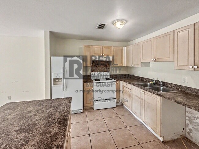 Building Photo - 910 East 12th Street