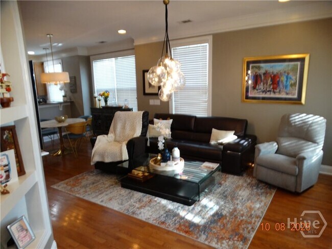 Foto del edificio - 323 Lakeview Dr