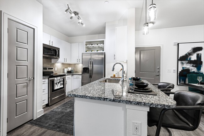 Cocina con encimeras de granito - Cyan Craig Ranch Apartments