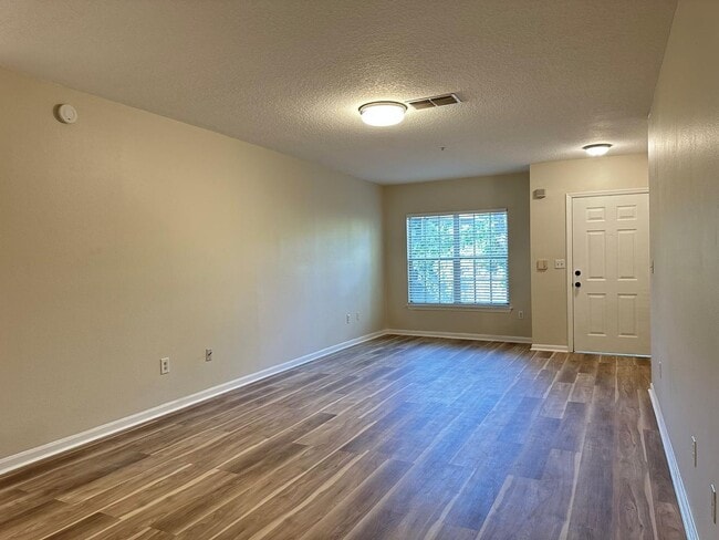 Building Photo - Freshly Updated Sunset Lake Condo (2 Bed, ...