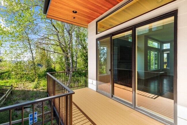 Building Photo - Luxury Meets Chic - 4 Bedroom East of Market