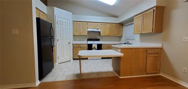 Foto del edificio - 913 Palm Forest Ln