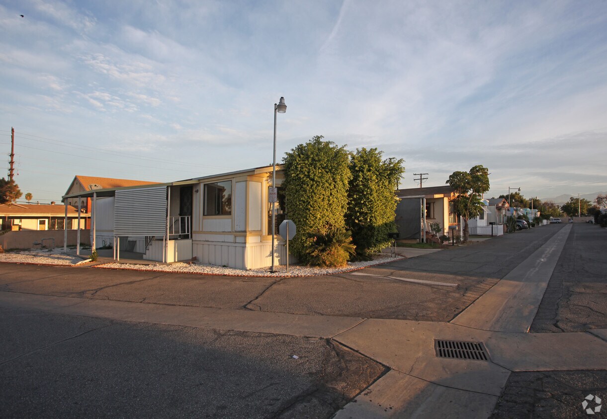 Building Photo - 346 N Sunset Ave