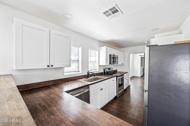 Building Photo - 330 N 15th St