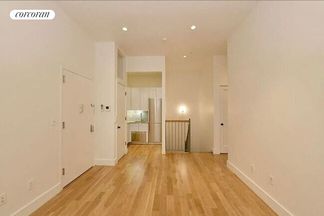 Foto del edificio - 243 E 2nd St