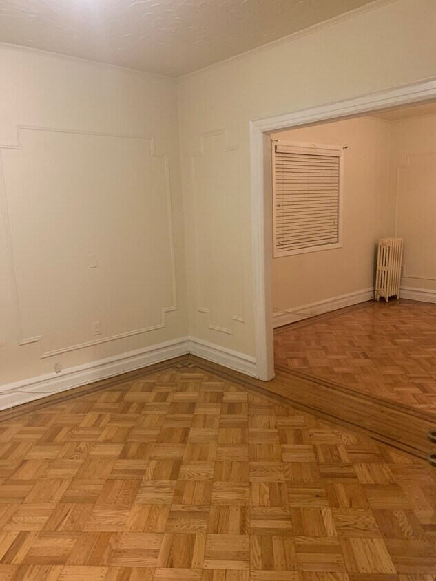 Foto principal - 875 E 94th St