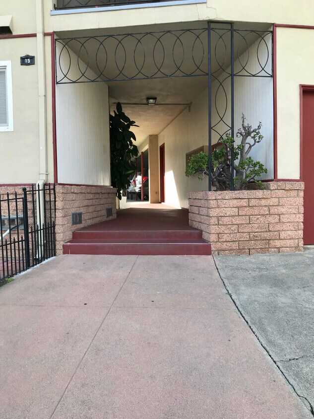 entrada principal, donde verá buzón y sala de lavandería - 15 S Broadway