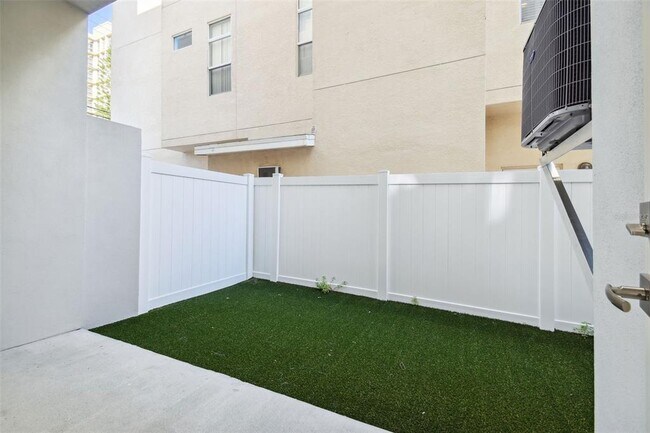 Building Photo - 370 6th St S