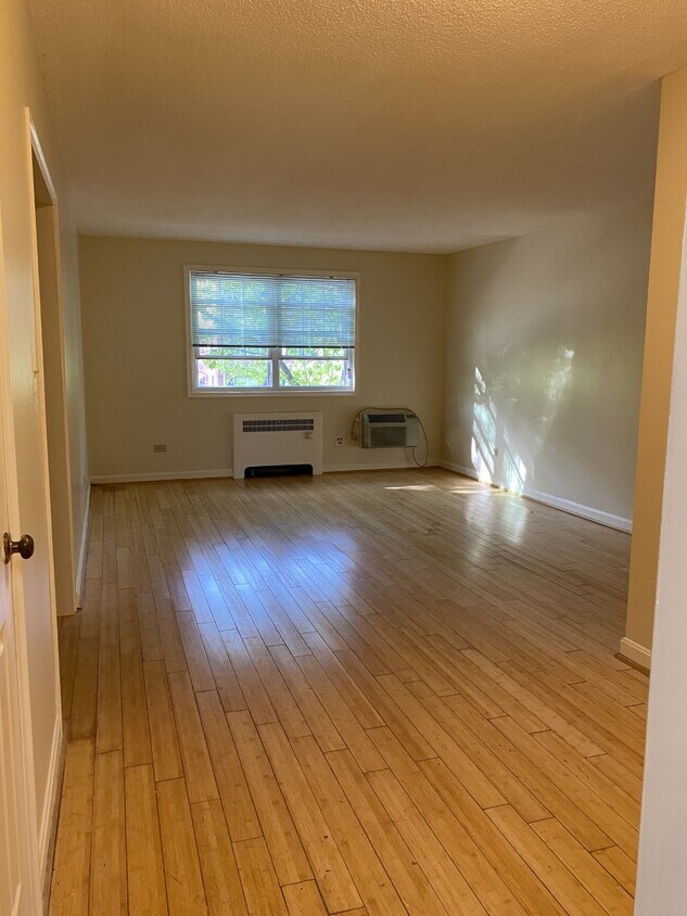 Primary Photo - 4402 N Pershing Dr