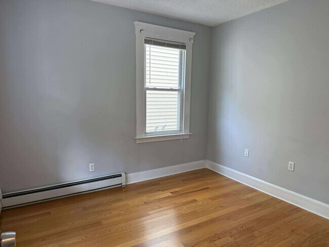 Living area - 513 Winchester Ave
