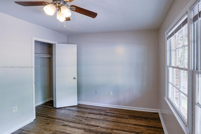 Foto del edificio - 406 Russell Pkwy