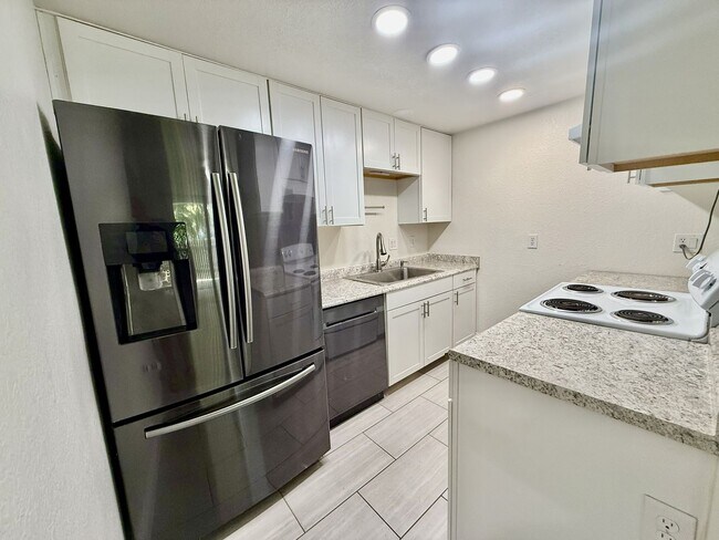 Foto del edificio - 890 Athan Ave
