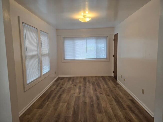Building Photo - 1384 Pondview Ave