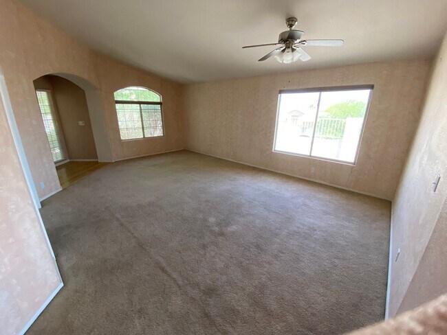 Foto del edificio - 4 bed/3 bath home located in Henderson
