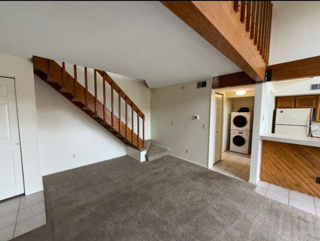 Foto del edificio - Spacious with sky light and loft!