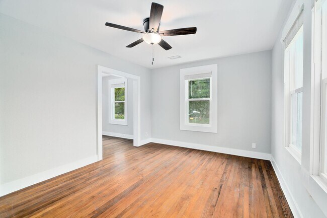Building Photo - Stylish Lowcountry Comfort Near the Heart ...