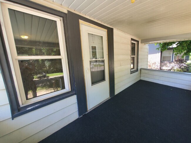 Building Photo - FOR RENT- 140 Moir *pets ok with conditions*