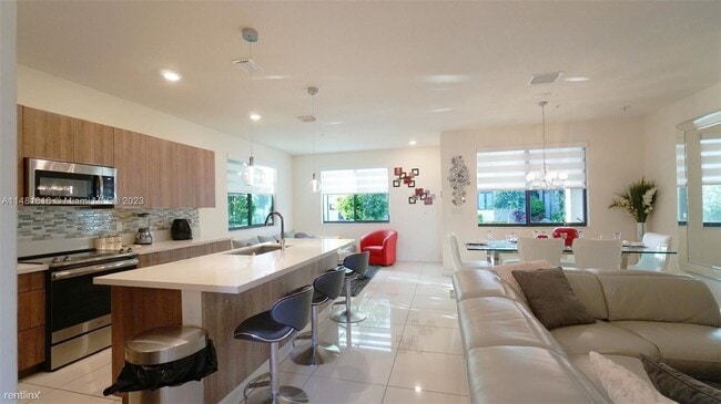 Building Photo - 3 br, 2.5 bath House - 4740 NW 84th Ct Uni...