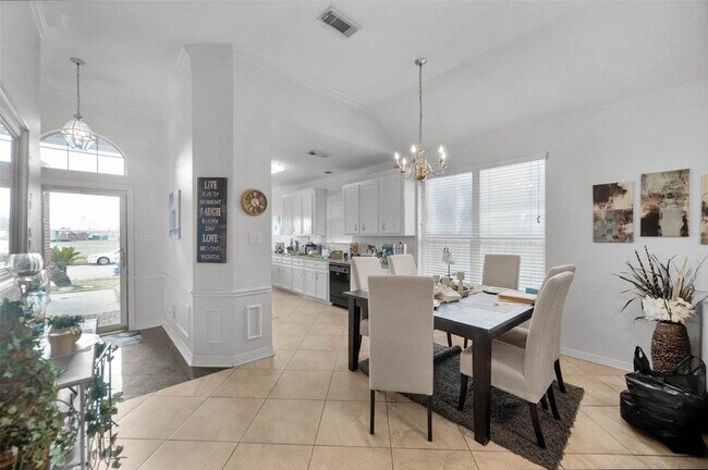 Building Photo - 2430 Raintree Village Dr