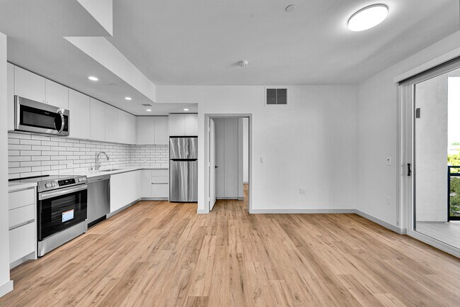Building Photo - 1240 Magnolia Ave