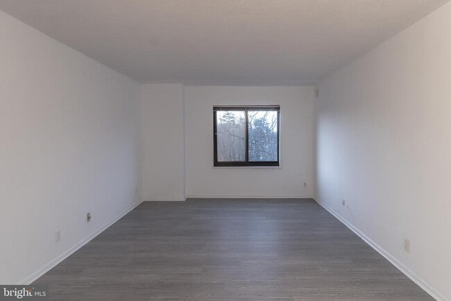 Building Photo - 205 Yoakum Pkwy