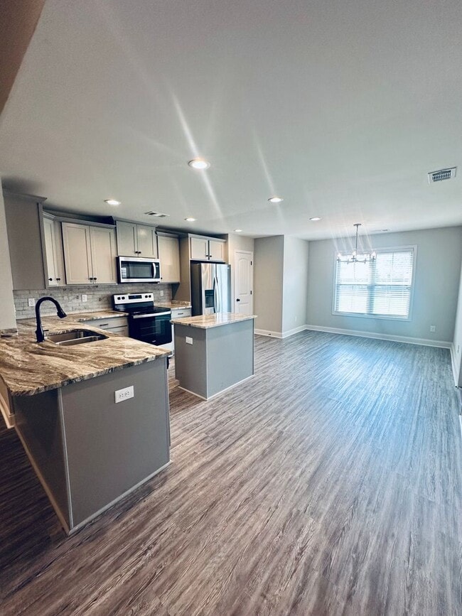 Building Photo - Full Brick 4 bedroom - Great location