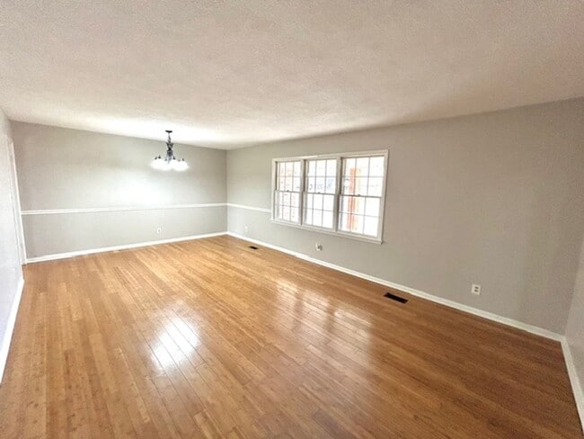 Building Photo - Move-In Ready 3 Bedroom Home with Garage & Private Yard