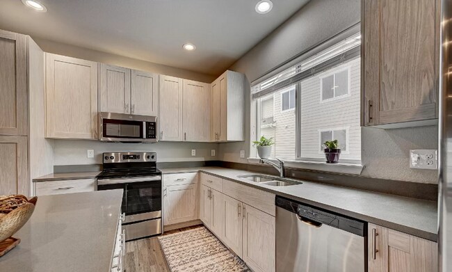 Building Photo - Charming town-home style condo Coming June 2026!