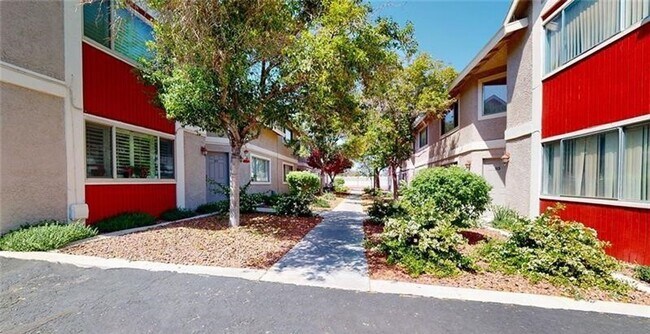 Foto del edificio - BEAUTIFUL CONDO UNIT 1 BEDROOM / 1 BATH WI...