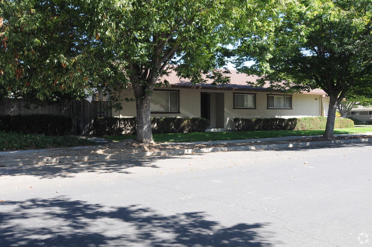 Foto del edificio - 393-395 Pinehurst Ave