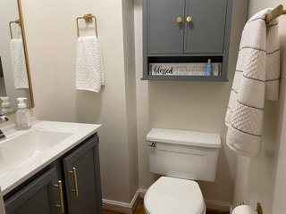 Baño de la planta baja - 148 E Clement St