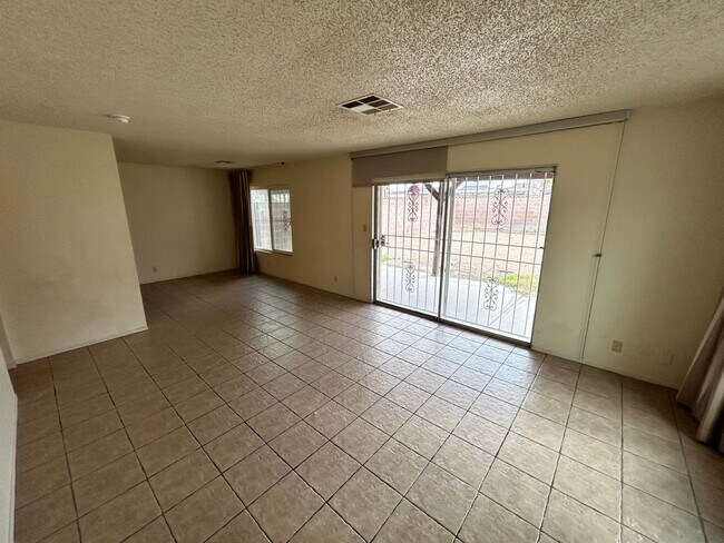 Building Photo - *SINGLE STORY 2 BEDROOM 2 BATH*