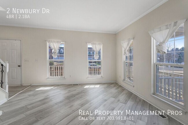 Foto del edificio - 2 Newbury Dr