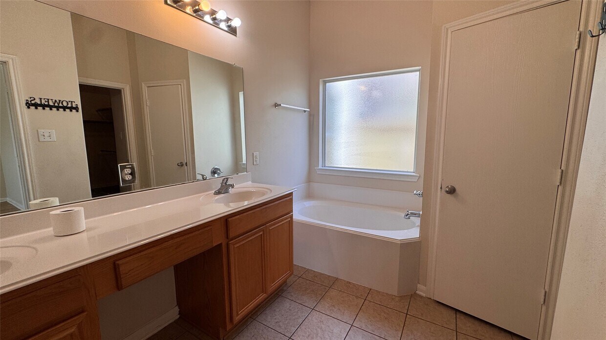 Building Photo - 13002 Rose Landing Dr