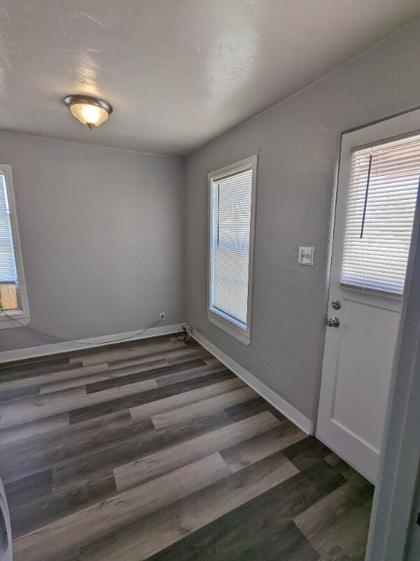 Building Photo - 2021 E Louise Ave