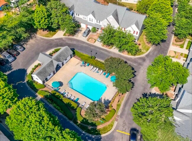 Foto del edificio - 8729 Robinson Forest Dr
