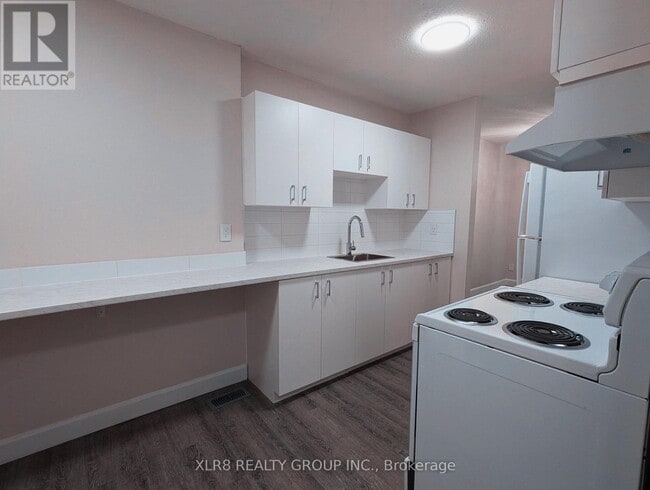 Building Photo - 408-408 Miranda Private