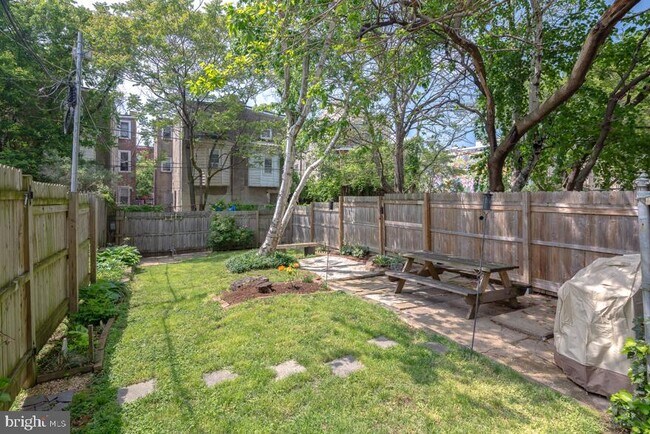 Building Photo - 842 N Uber St