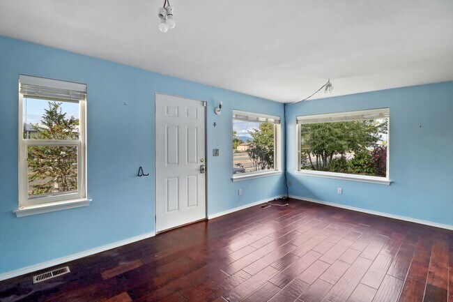 Building Photo - 2 Bed 1 Bath - Charming Home - Anacortes
