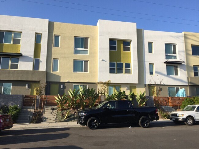 Foto del edificio - *** $1000 Move in Special*** Completely upgraded large townhome with solar!!
