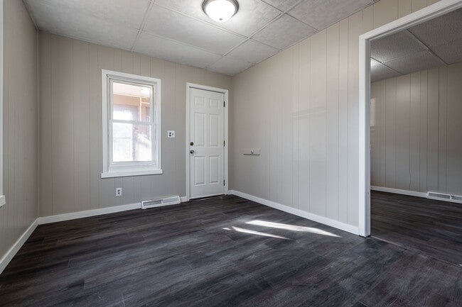 Building Photo - 3 Bedroom House