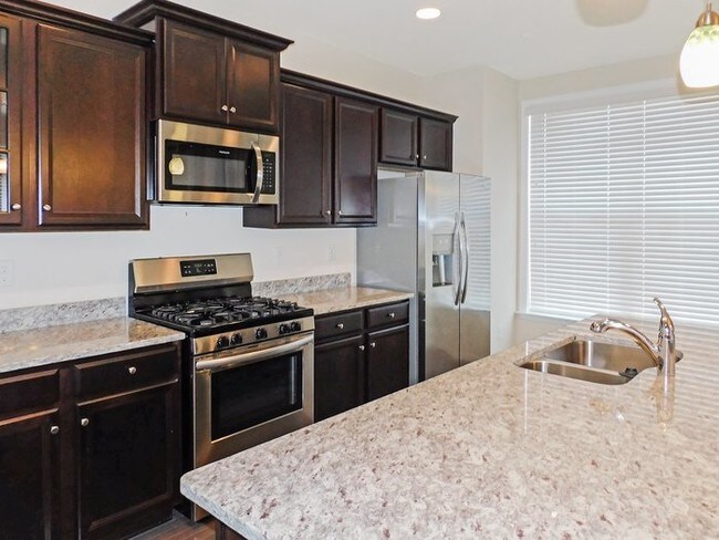 Building Photo - Pet Friendly 3 Story Townhouse with Garage