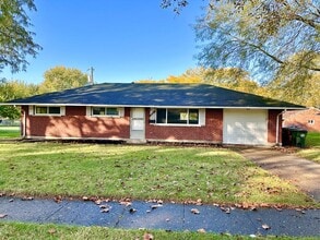 Building Photo - 305 Primrose Ln