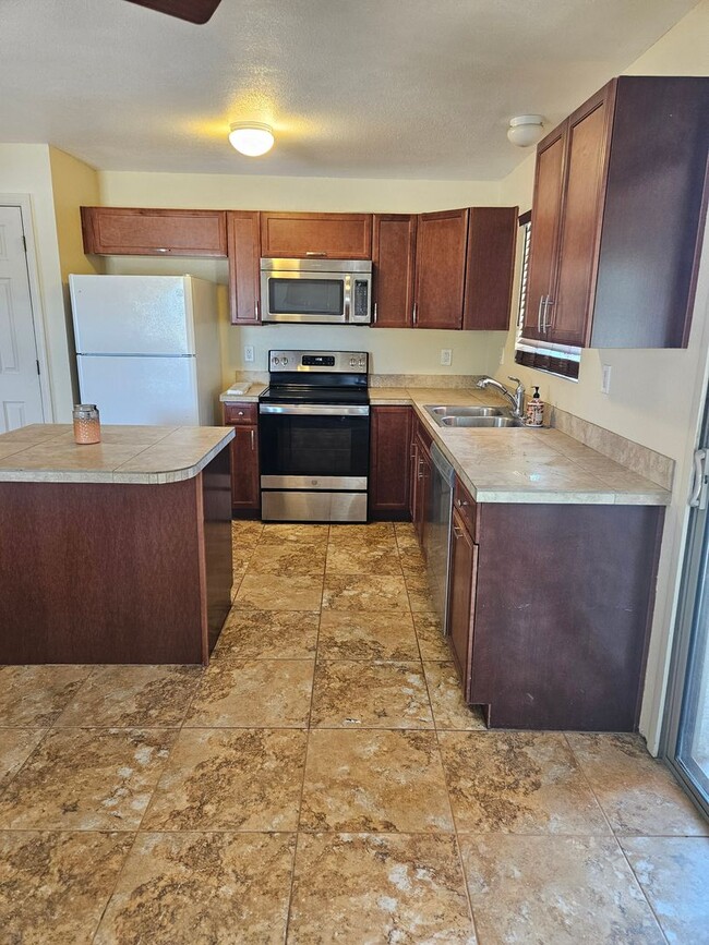 Foto del edificio - EAST MESA HOME FOR RENT